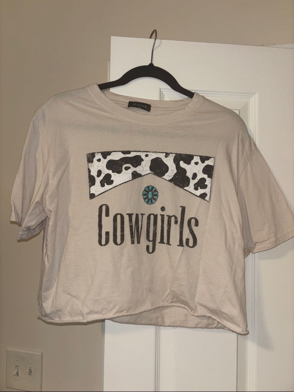 Cowgirls Graphic Cropped Tee in Cream